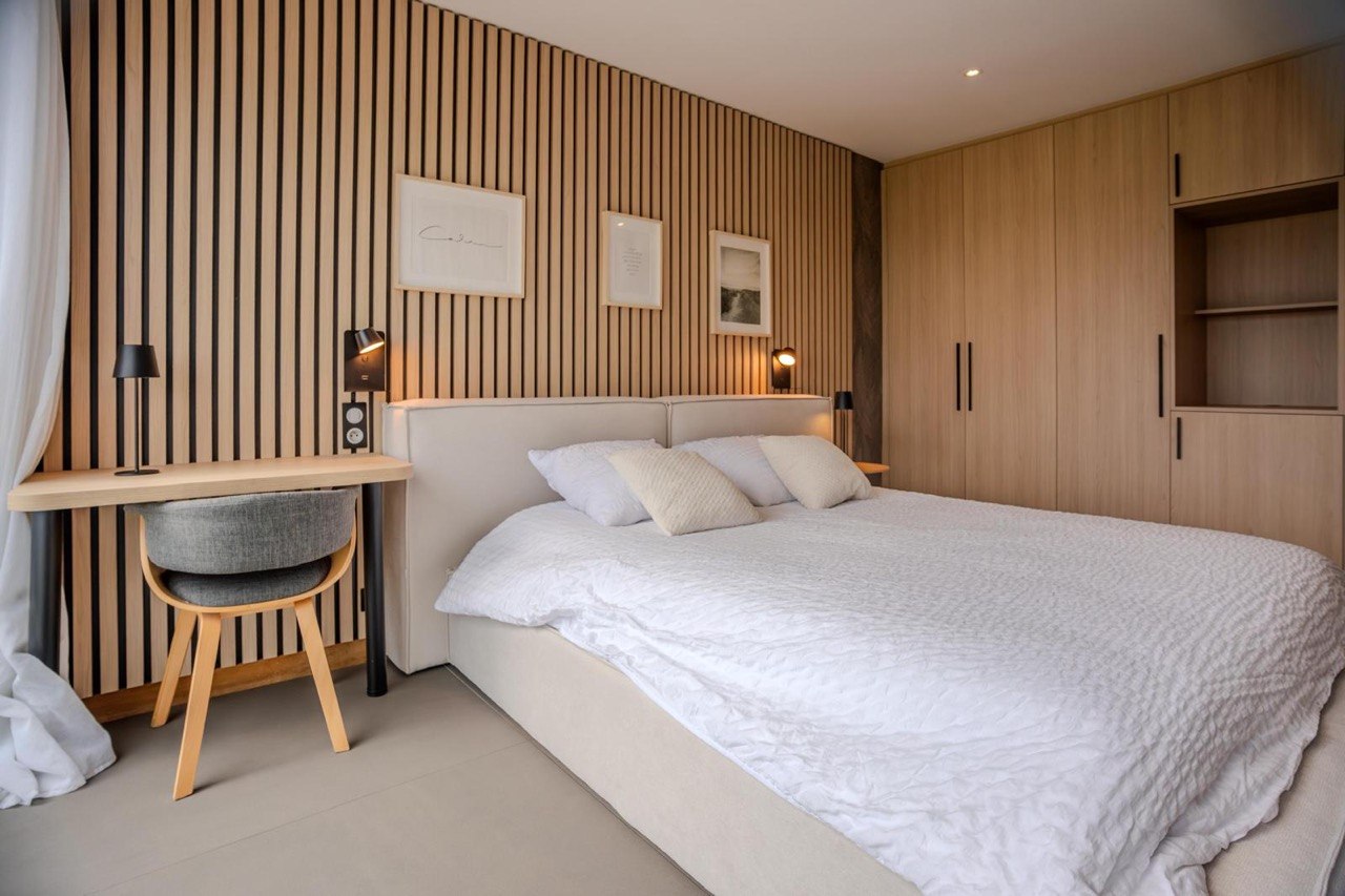 Chambre avec coin bureau